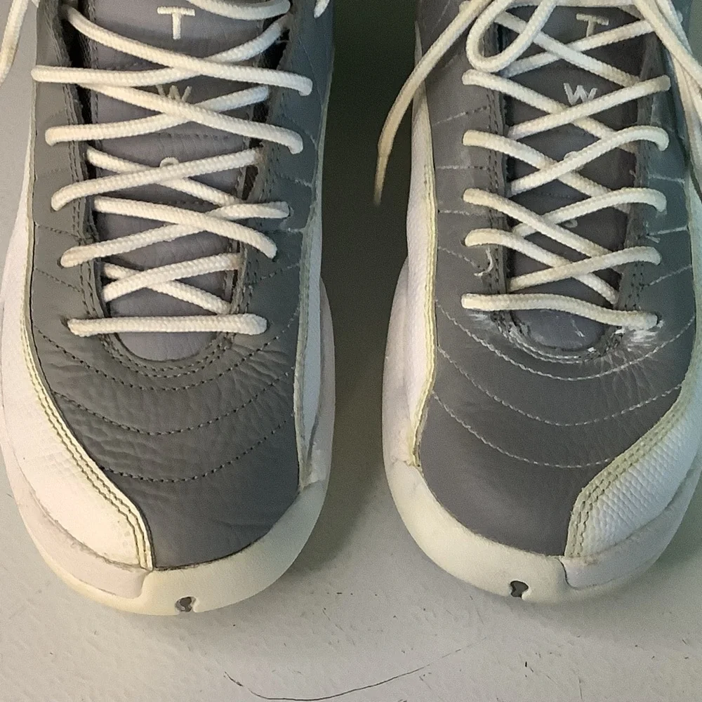 RETRO AIR JORDAN’S GRAY AND WHITE